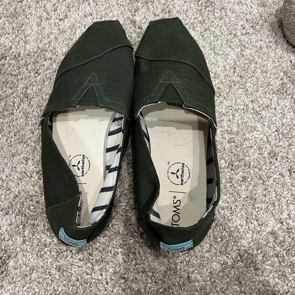 Women’s toms barely worn 7.5. Army green color